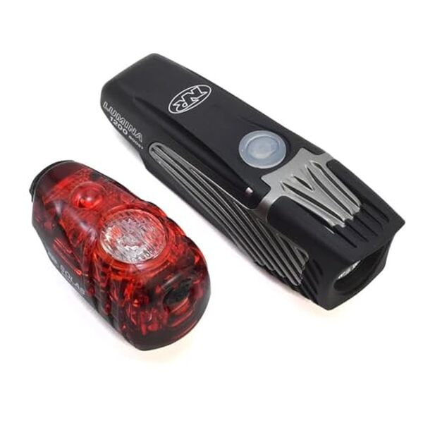 Découvrez notre test complet de l'ensemble lumineux niterider Lumina 1200 Boost et Solas 250 : performance et puissance pour cyclistes adultes en quête de sécurité et visibilité optimale