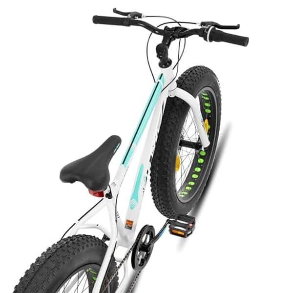 Découvrez notre analyse détaillée du VTT Hiland : ses pneus larges offrent une adhérence exceptionnelle et ses freins à disque garantissent une sécurité optimale pour toutes vos aventures en extérieur.