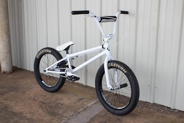 Découvrez notre test détaillé du bmx 20'' Eastern Element avec un cadre chromoly blanc : examinez la performance, le design et le rapport qualité-prix pour faire le bon choix d'achat.