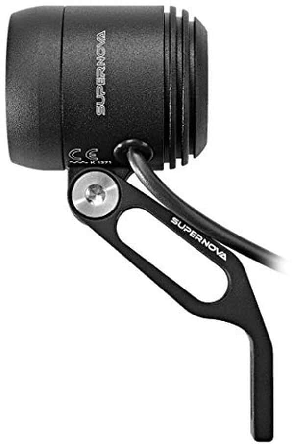 Découvrez notre test détaillé de la lumière de vélo Super Nova V521s offrant 235 lumens. Performances, autonomie et qualité d'éclairage pour vos trajets à vélo.