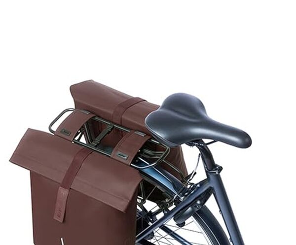 Dรฉcouvrez notre test dรฉtaillรฉ des sacoches Basil City 28-32L : capacitรฉ, qualitรฉ et praticitรฉ pour vos trajets ร vรฉlo urbain.