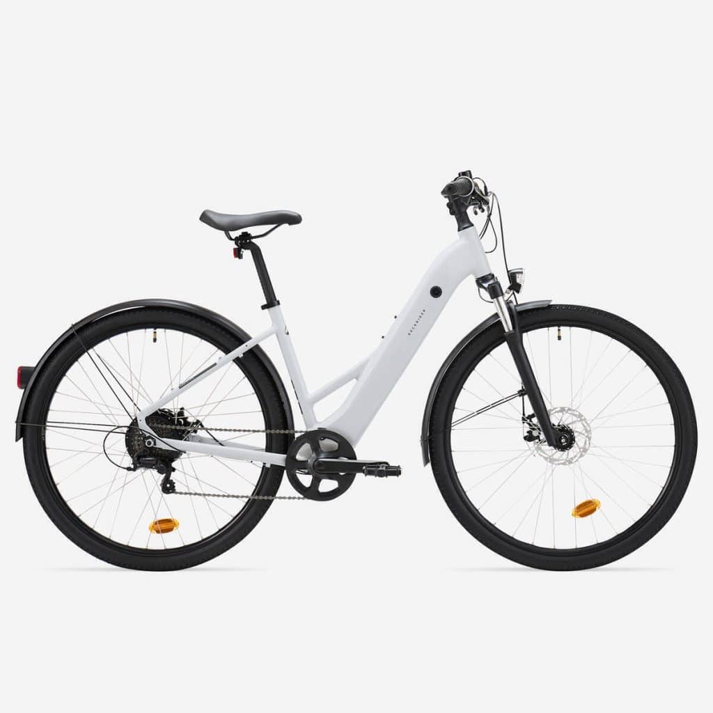 Test du vélo électrique Decathlon e-actv 100 : cadre bas et performance
