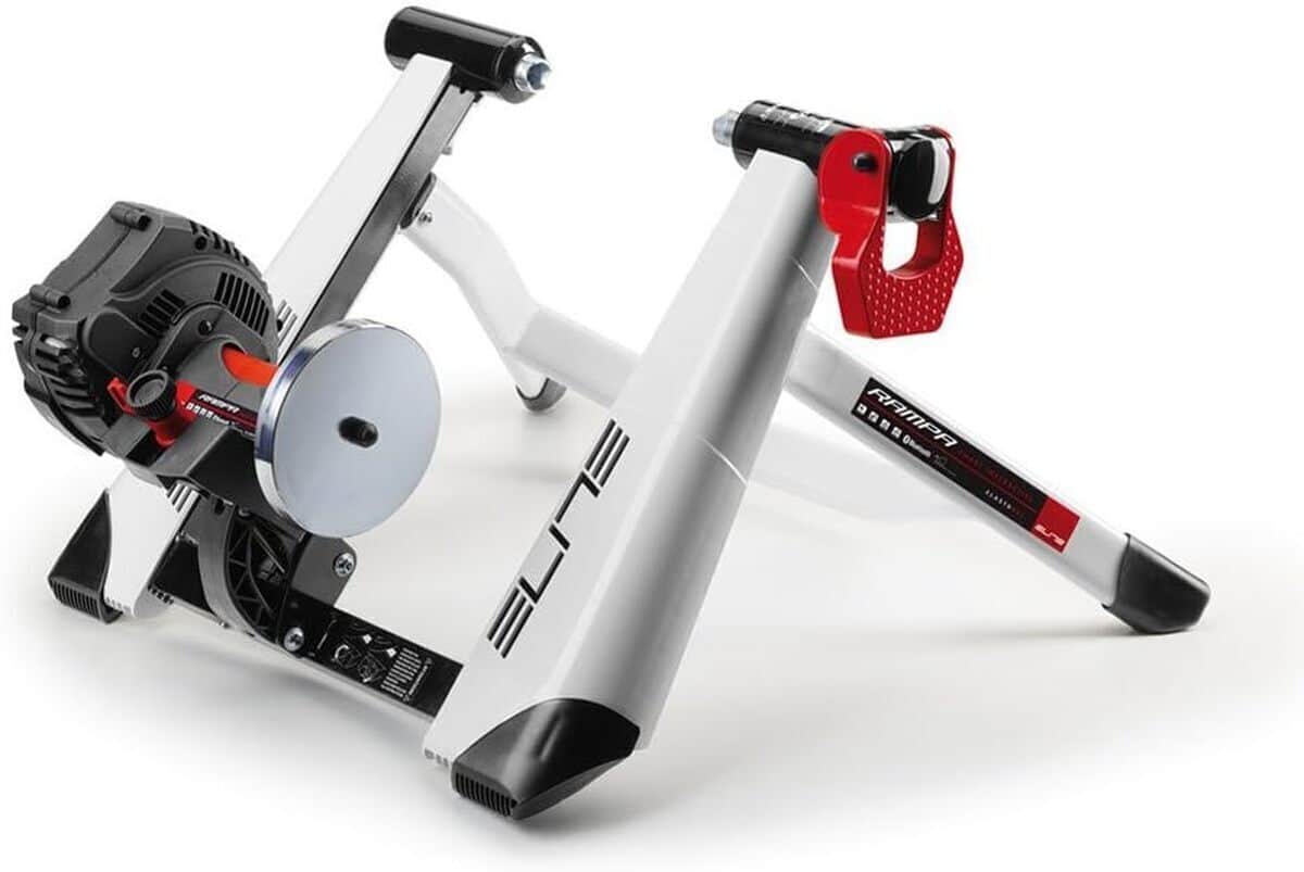 Test du vélo d'appartement Elite Rampa pour un entraînement réaliste