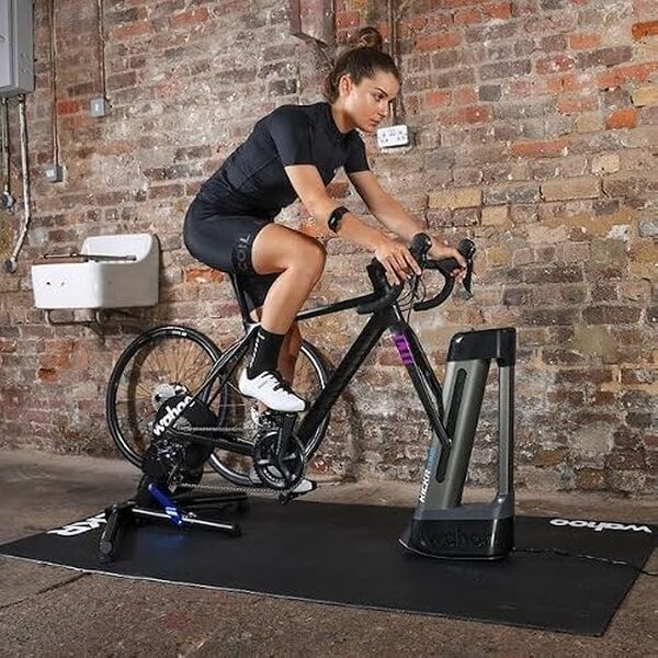 Découvrez notre test détaillé du Wahoo Fitness KICKR Climb Smart Trainer : l'accessoire indispensable pour l'entraînement cyclisme en intérieur avec simulation de pente réaliste.